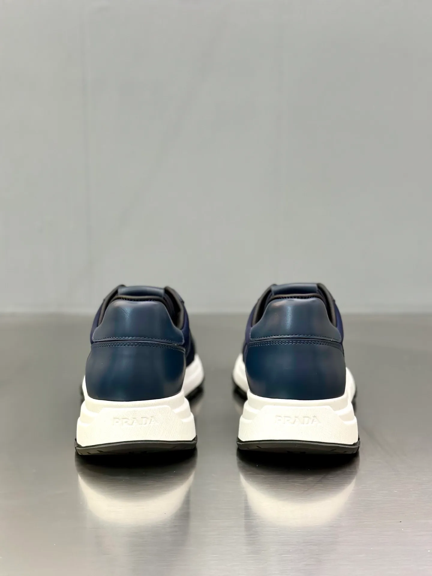 💰740 Prada/Prada men's new mesh stitching sneakers. This sneaker presents a modern version, reinterpreting the brand's archive style with clean lines and smooth details. The shoes are made of calf leather and technical fabric, with a triangular metal logo on the outside, bright TPU decoration on the heel, and a longer and padded inner heel design for a more comfortable fit. The tongue is decorated with a silk-screen logo, and is paired with a hollow rubber sole on the heel. The full cowhide lining comes standard with logo cowhide foot pads, making the upper foot taller, more comfortable, and versatile! Comes with full original packaging! Size: 39-40-41-42-43-44 standard leather shoe size (45 can be customized and does not support returns)
